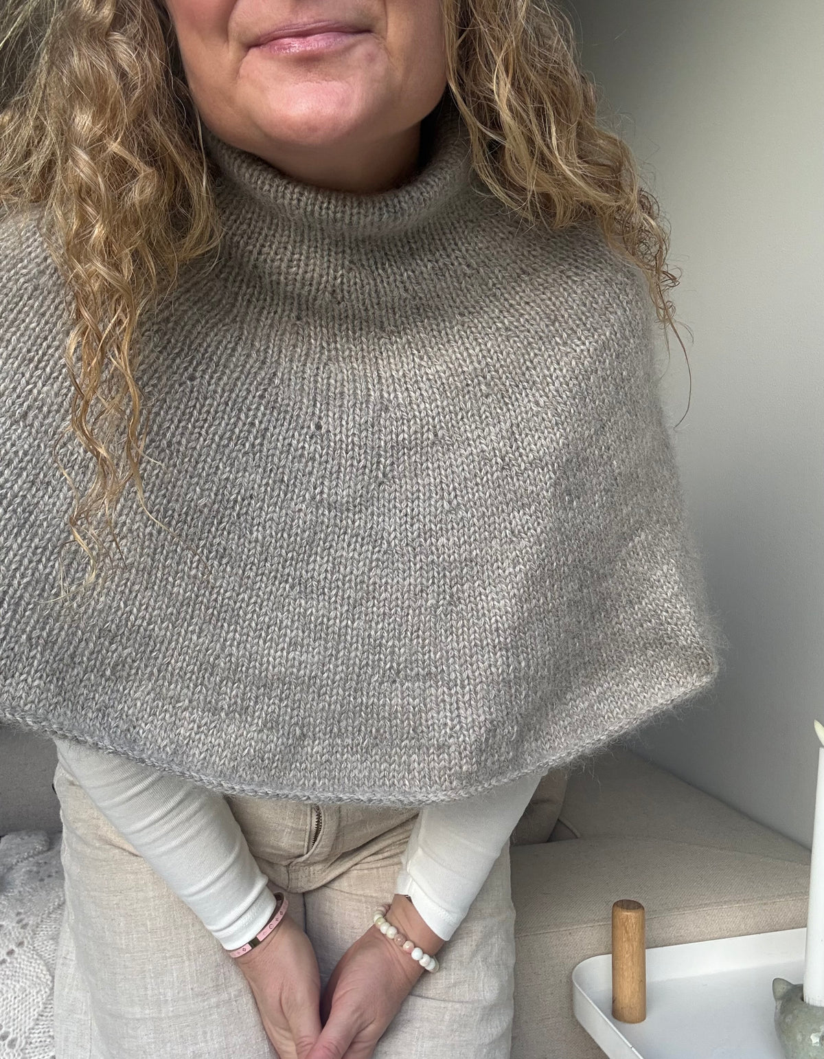 Bruk gjerne Molly Poncho inne også, over en skjorte, topp eller kjole