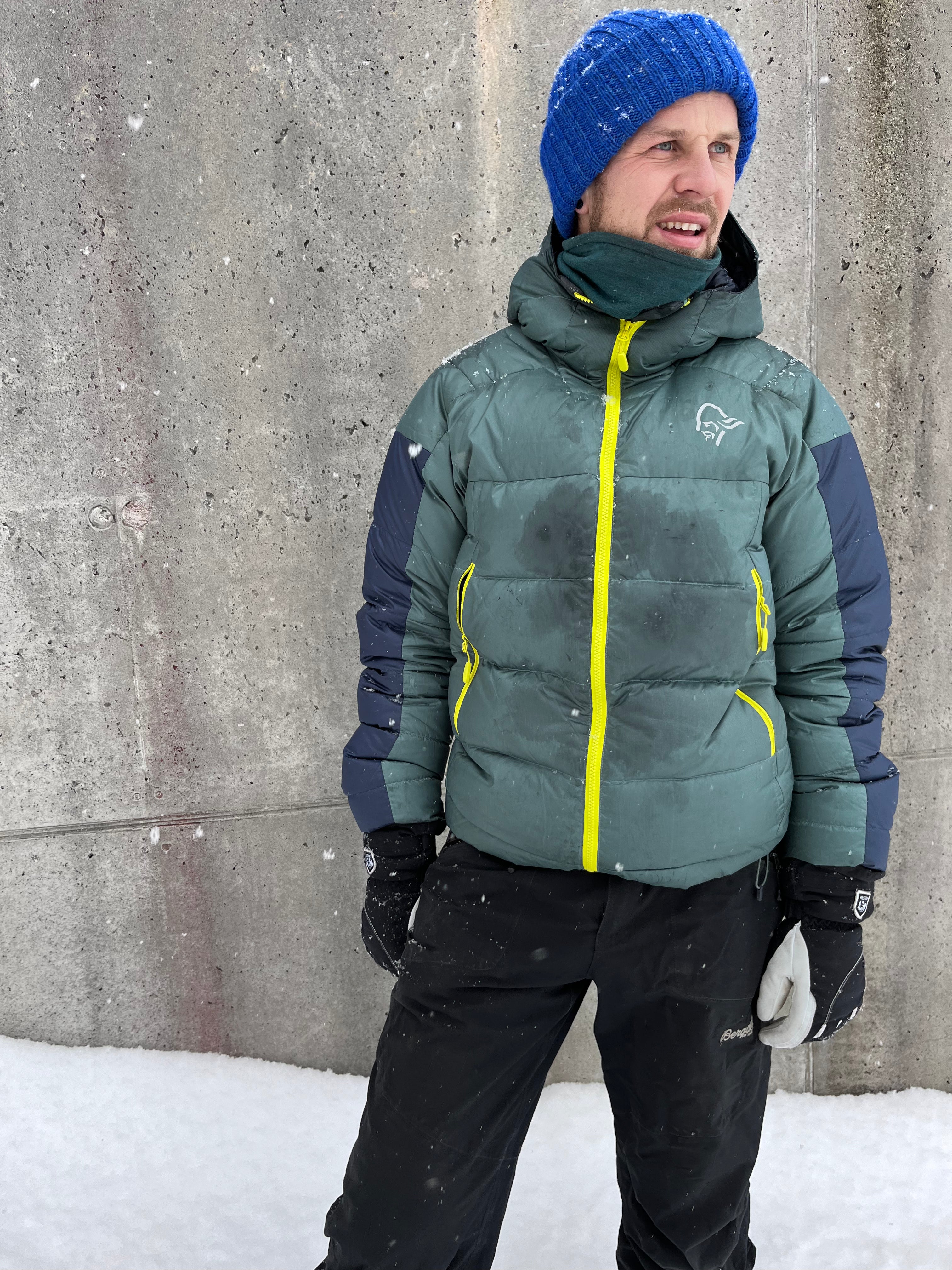 Strikkeoppskrift til lue i flere størrelser (barn, dame, herre). Inkluderer detaljert veiledning, garnmengder og strikkefasthet. Hodevidde 48-60 cm.