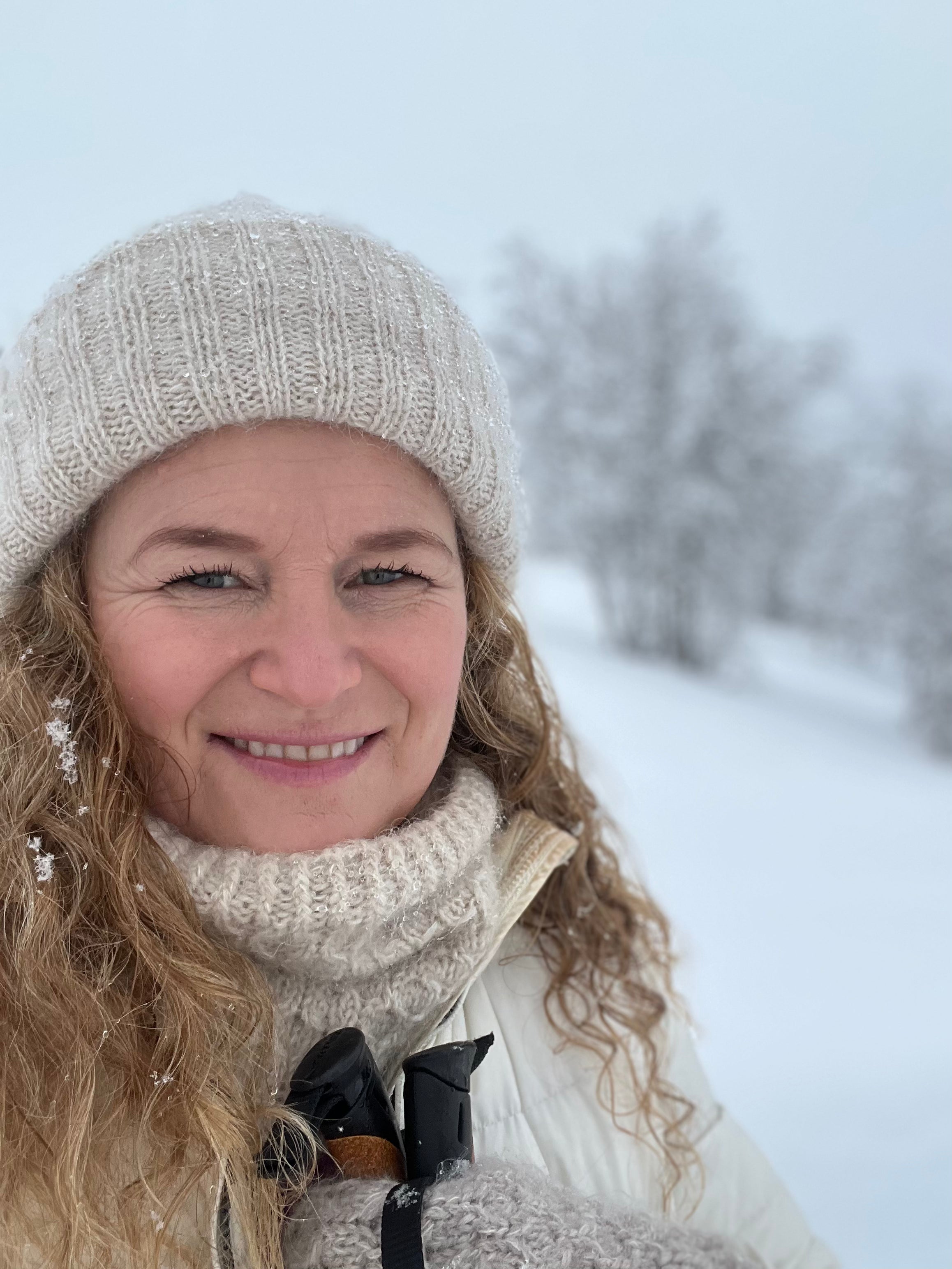 Strikkeoppskrift til lue i flere størrelser (barn, dame, herre). Inkluderer detaljert veiledning, garnmengder og strikkefasthet. Hodevidde 48-60 cm.