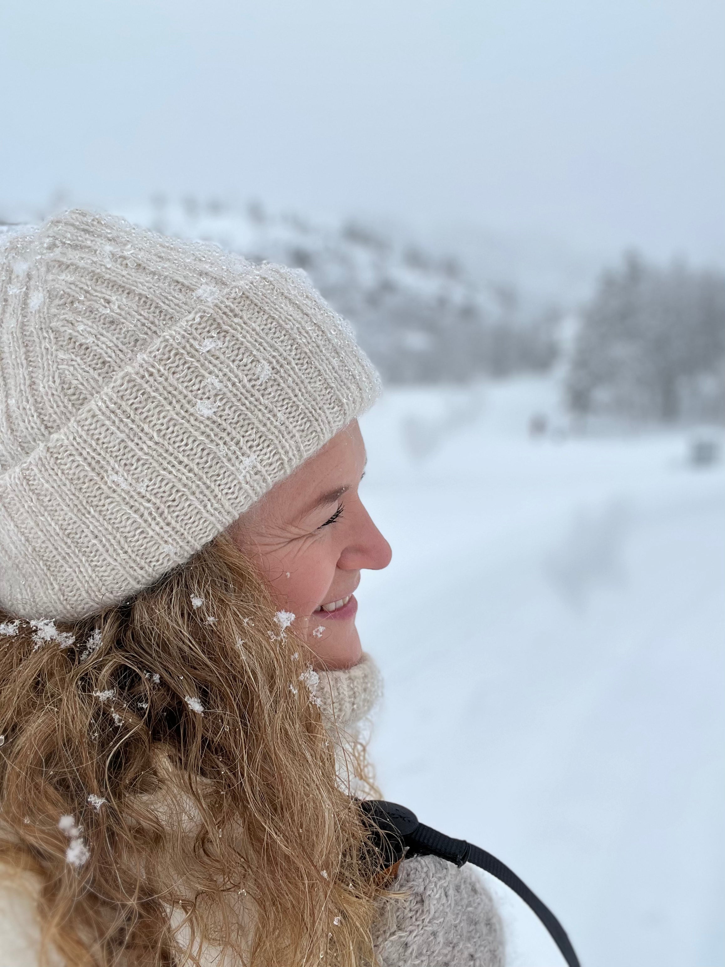 Strikkeoppskrift til lue i flere størrelser (barn, dame, herre). Inkluderer detaljert veiledning, garnmengder og strikkefasthet. Hodevidde 48-60 cm.