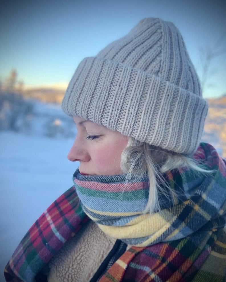 Strikkeoppskrift til lue i flere størrelser (barn, dame, herre). Inkluderer detaljert veiledning, garnmengder og strikkefasthet. Hodevidde 48-60 cm.