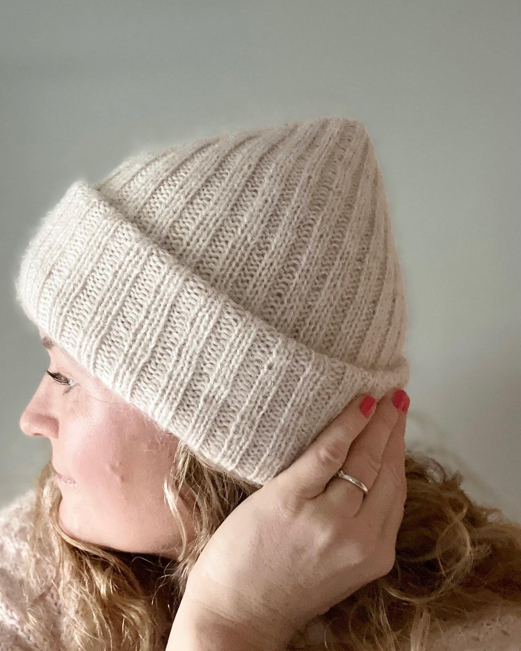 Strikkeoppskrift til lue i flere størrelser (barn, dame, herre). Inkluderer detaljert veiledning, garnmengder og strikkefasthet. Hodevidde 48-60 cm.