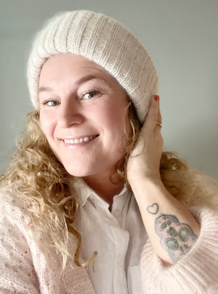 Strikkeoppskrift til lue i flere størrelser (barn, dame, herre). Inkluderer detaljert veiledning, garnmengder og strikkefasthet. Hodevidde 48-60 cm.