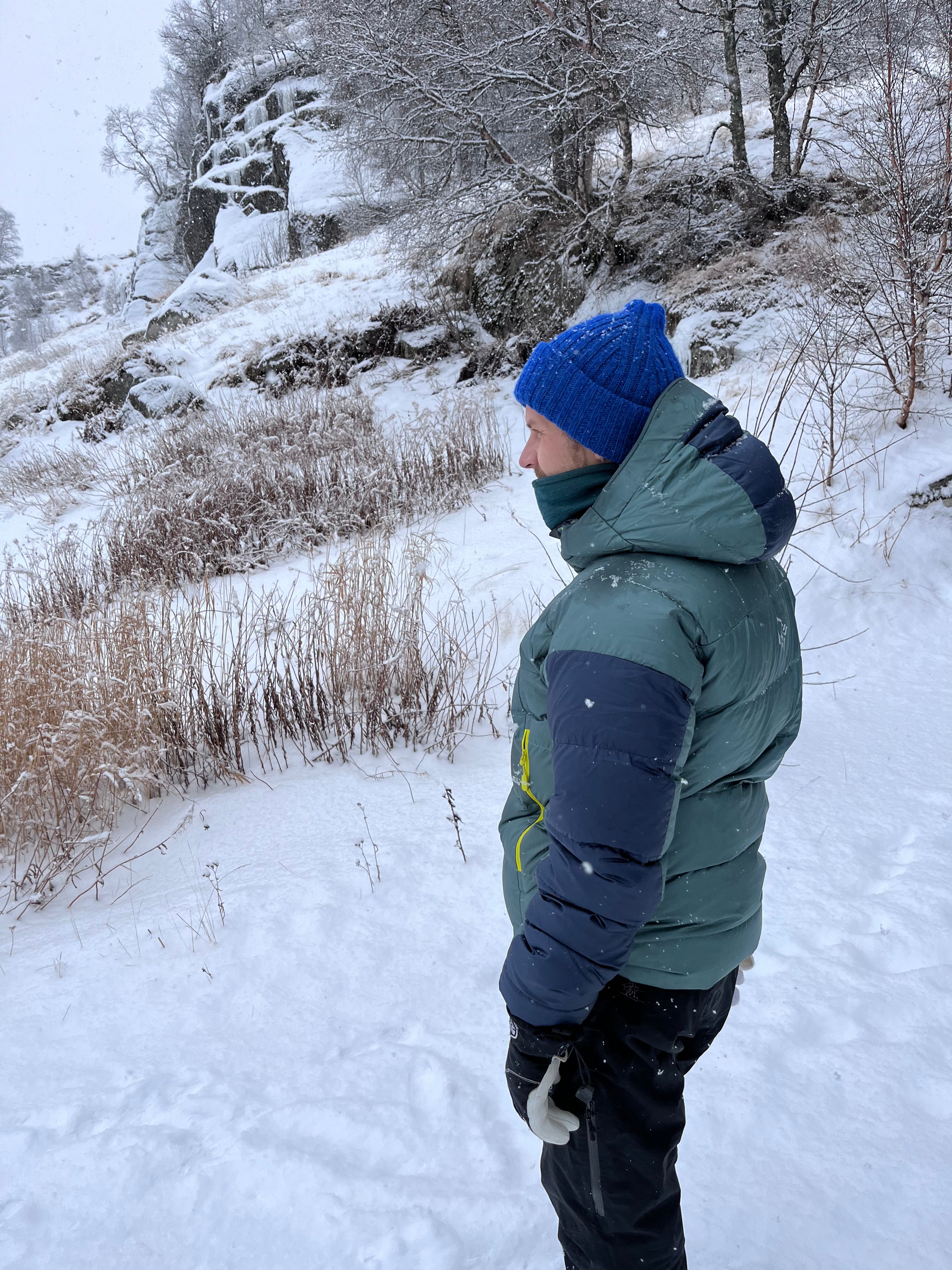 Strikkeoppskrift til lue i flere størrelser (barn, dame, herre). Inkluderer detaljert veiledning, garnmengder og strikkefasthet. Hodevidde 48-60 cm.