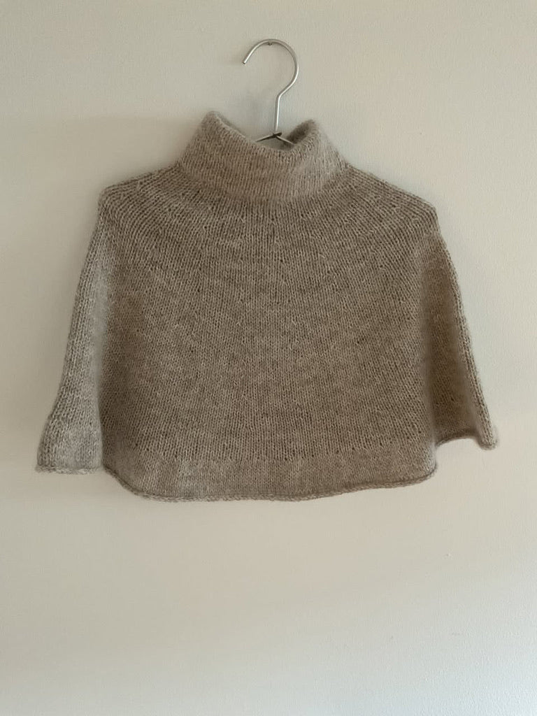 Molly poncho helt super enkel, men så lekker med sin doble halskant, volang og fine snitt