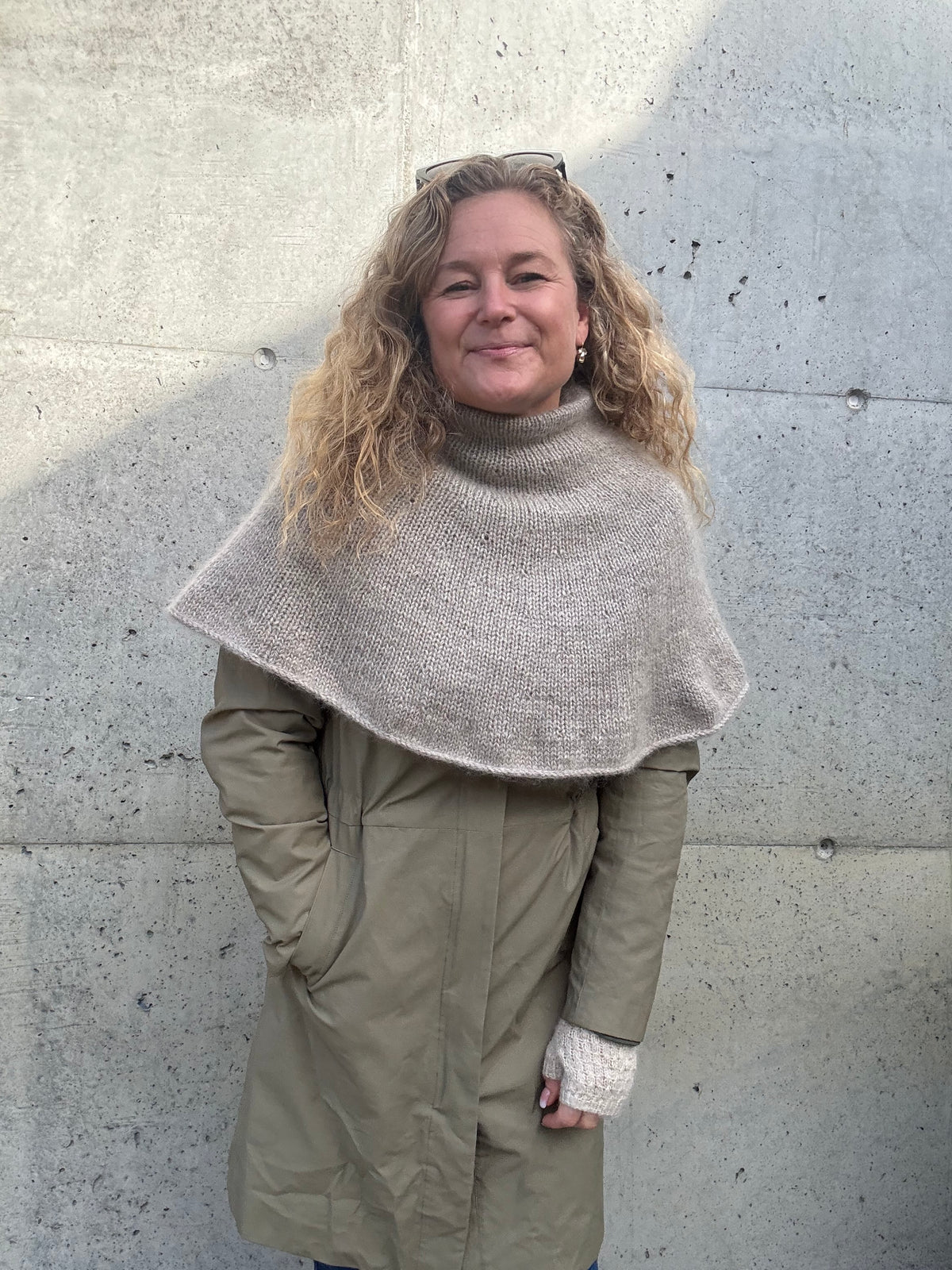 Molly poncho har en søt volang og god og varm hals